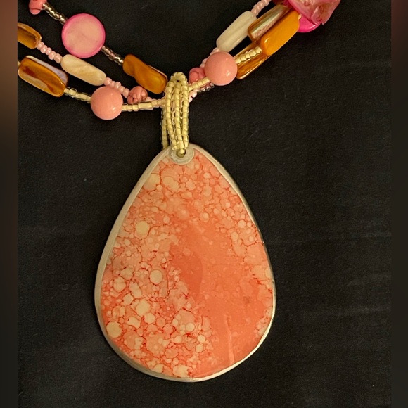 Coral and pink shell beaded necklace - Picture 2 of 5